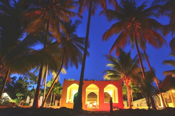 SawaSawa Beach House bij avond tussen de palmen