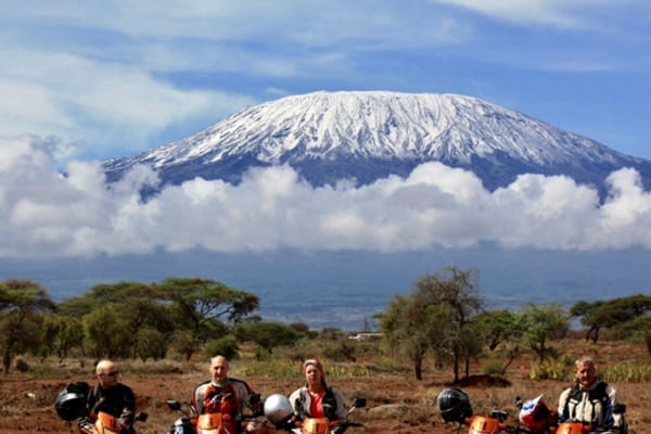 Vier rijders en hun motoren voor de Kilimanjaro