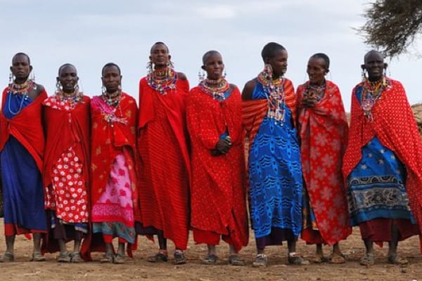 Maasai-vrouwen in traditionele rode en blauwe kleding in Kenia