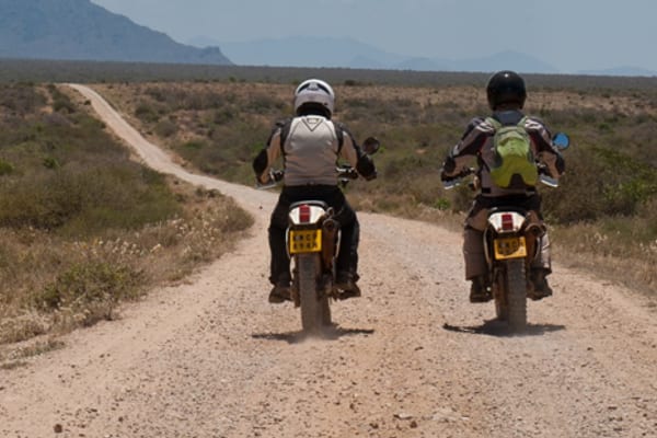Twee rijders op een dirt road in de Oost-Afrikaanse bush